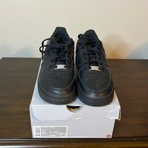 Nike Air Force 1 LE (GS). Size 6.5Y. Black/Black. Good Condition